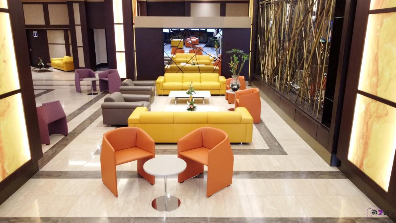 Krystal Palace Douala Luaran gambar