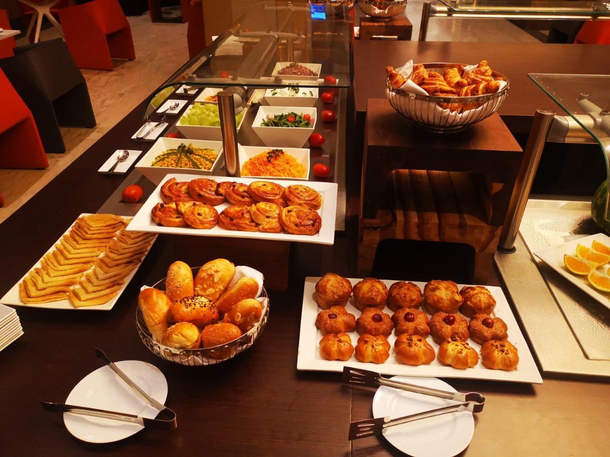 Krystal Palace Douala Luaran gambar