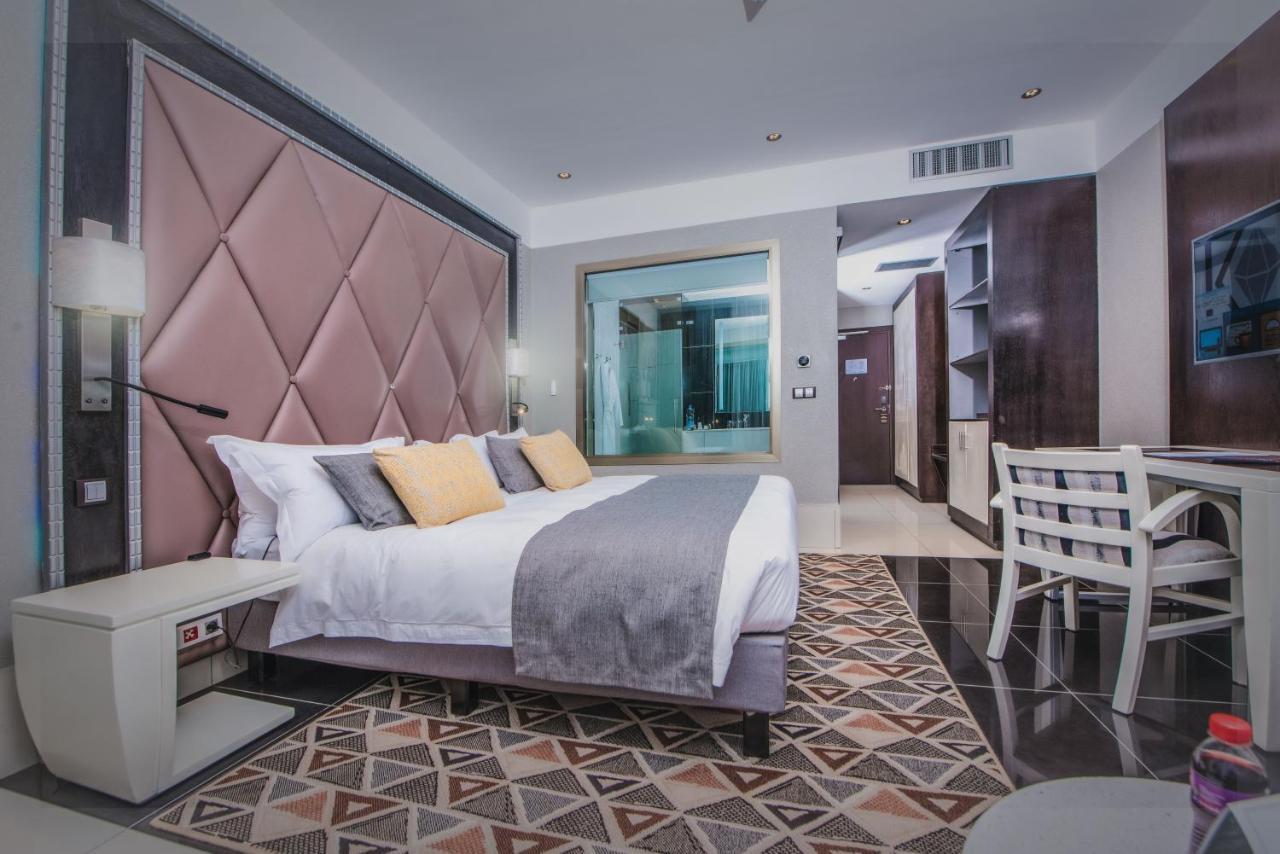 Krystal Palace Douala Luaran gambar