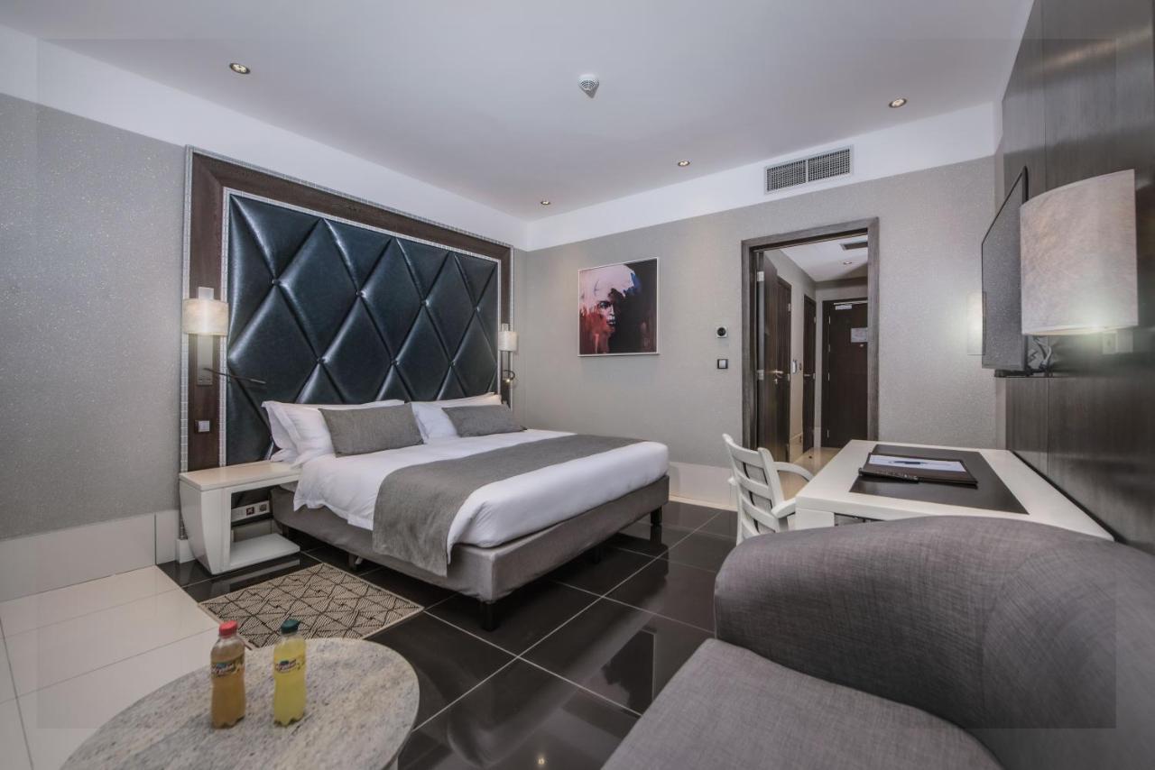 Krystal Palace Douala Luaran gambar