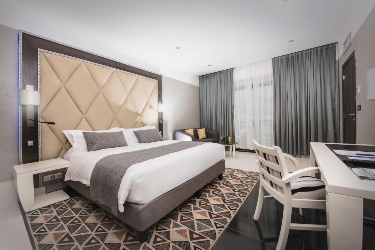 Krystal Palace Douala Luaran gambar