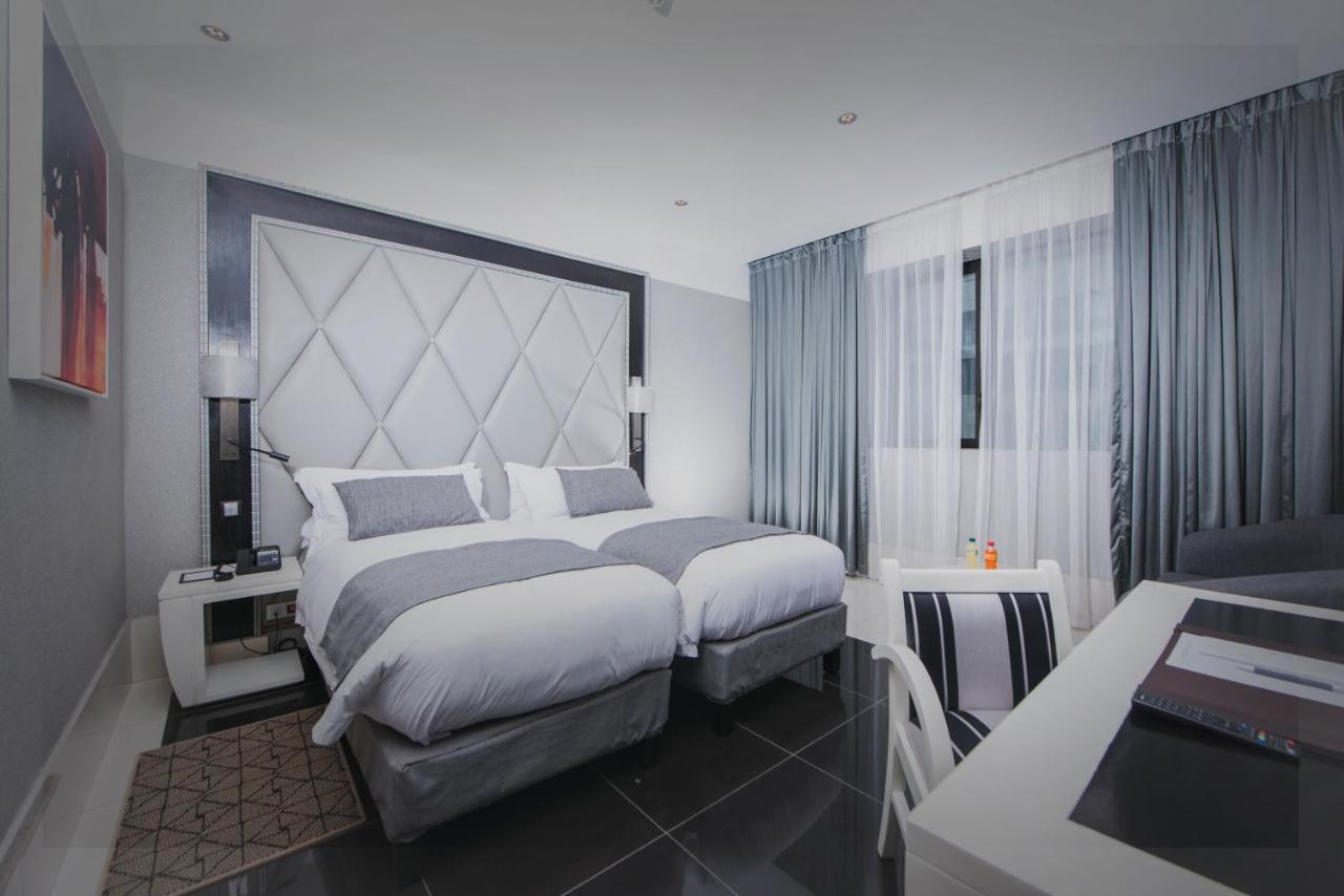 Krystal Palace Douala Luaran gambar