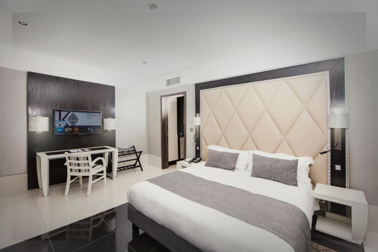 Krystal Palace Douala Luaran gambar