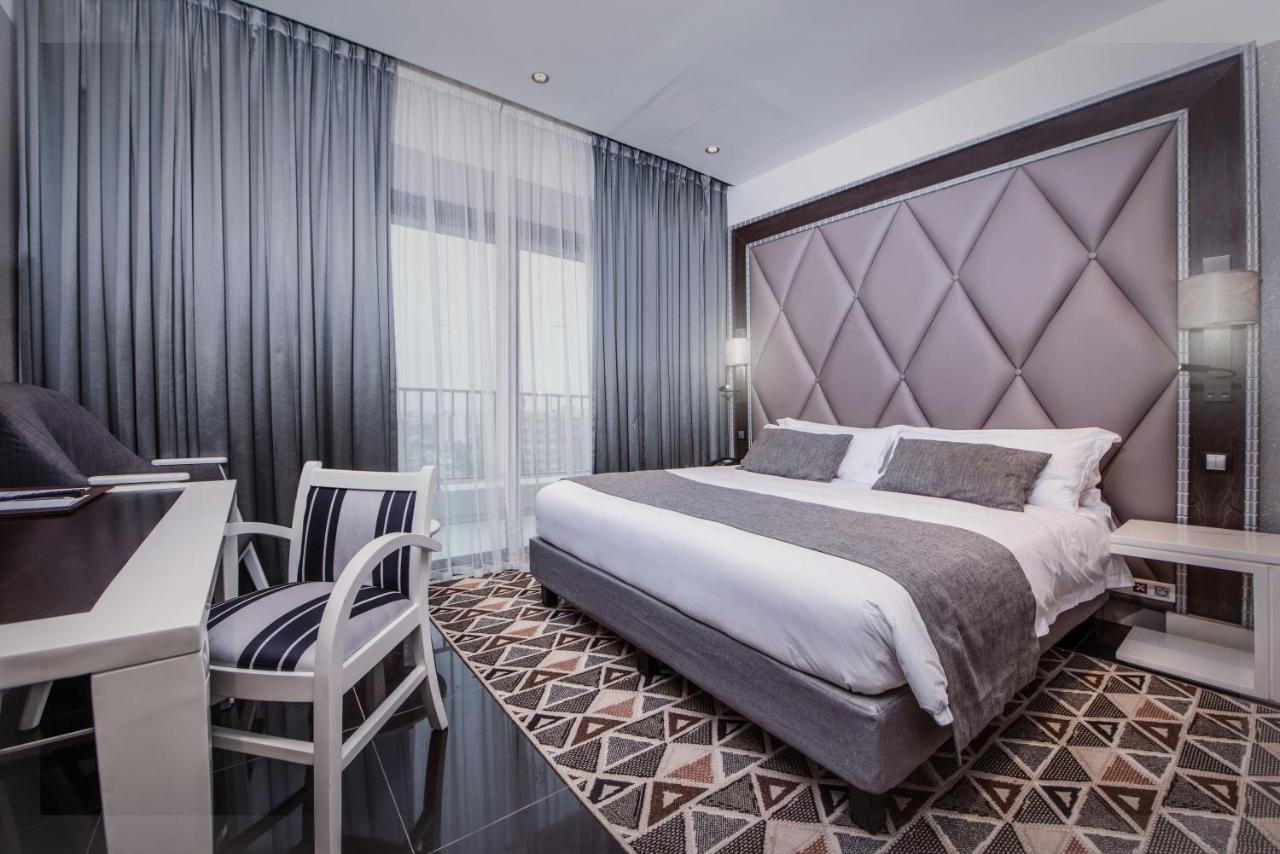 Krystal Palace Douala Luaran gambar