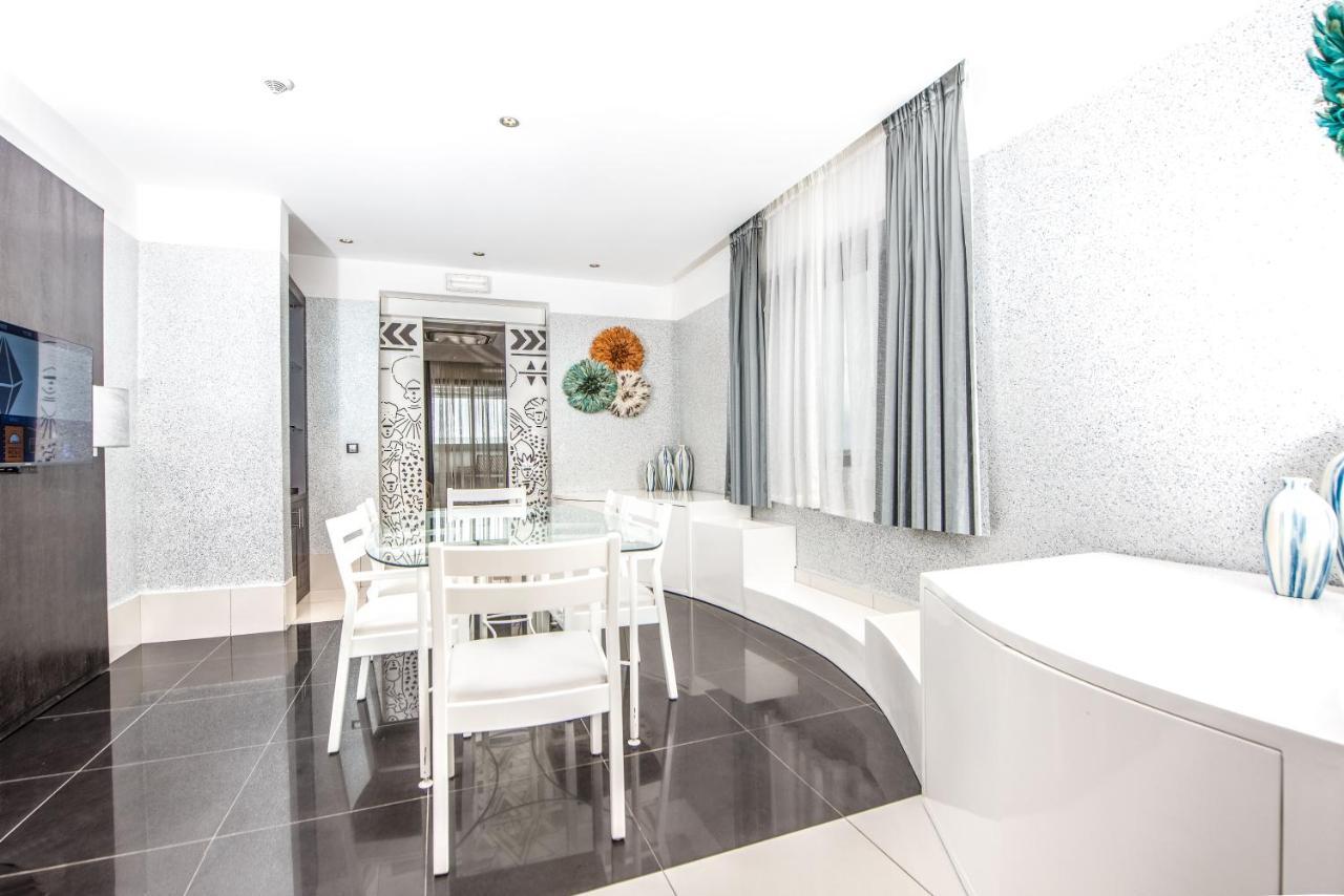 Krystal Palace Douala Luaran gambar