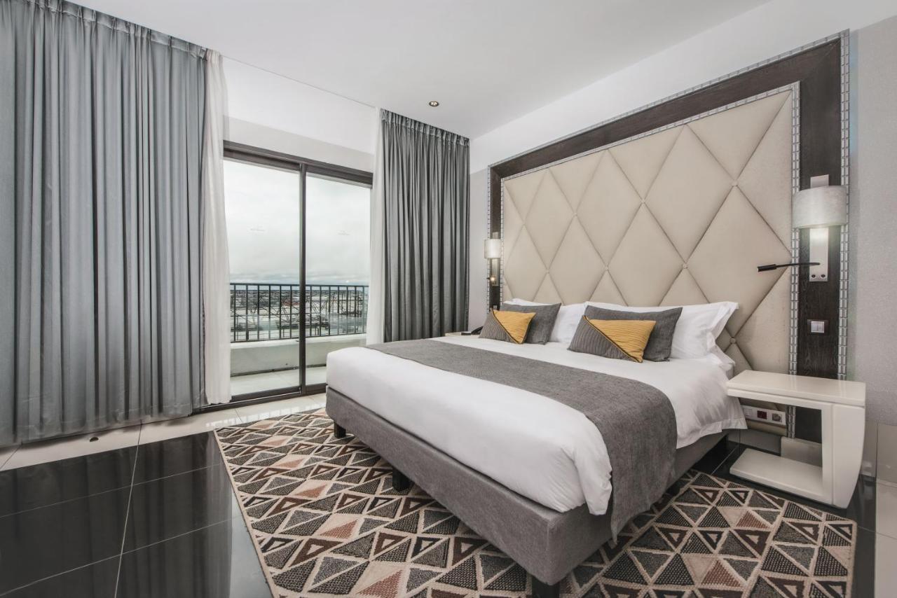 Krystal Palace Douala Luaran gambar