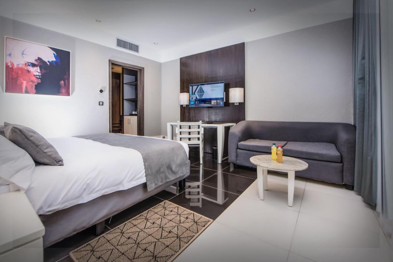 Krystal Palace Douala Luaran gambar