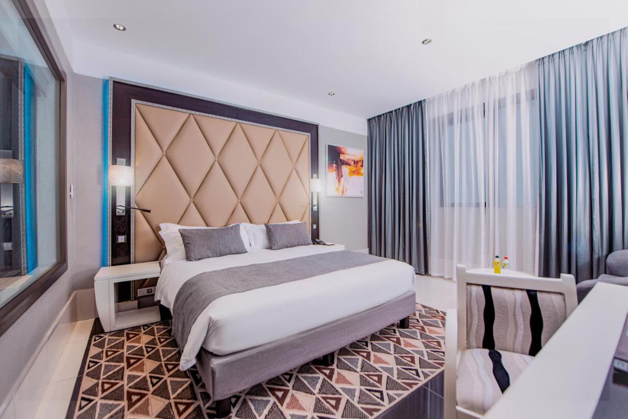Krystal Palace Douala Luaran gambar
