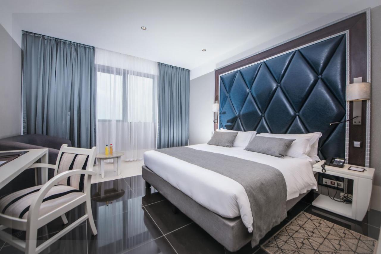 Krystal Palace Douala Luaran gambar