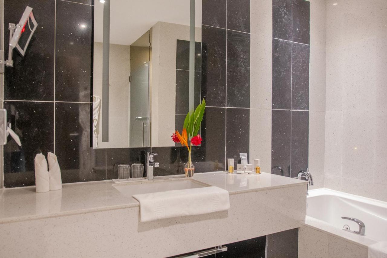 Krystal Palace Douala Luaran gambar